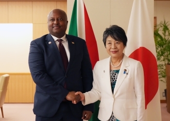 シンギロ・ブルンジ外務・開発協力大臣と握手をする上川外務大臣