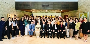 柘植副大臣と国費留学生壮行会出席者との記念撮影