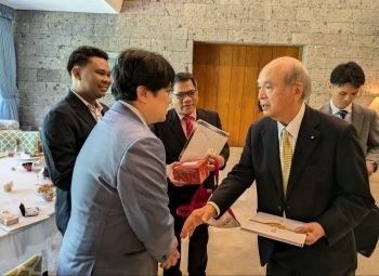国費留学生壮行会にて留学生に言葉をかける柘植副大臣
