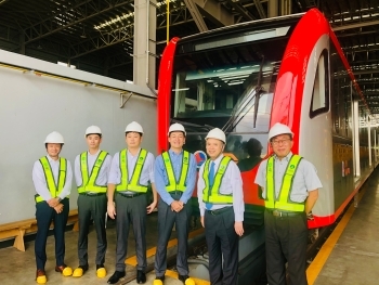 LRT1号線車両基地にて、関係者らと記念撮影をする柘植副大臣