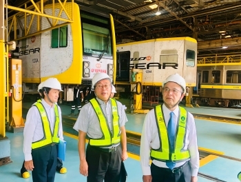 LRT1号線車両基地視察する柘植副大臣