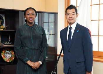 チンチビジャECOWAS副委員長と並んで写る辻󠄀外務副大臣