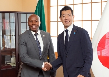 チュミ・タンザニア外務・東アフリカ協力副大臣と握手する辻󠄀外務副大臣