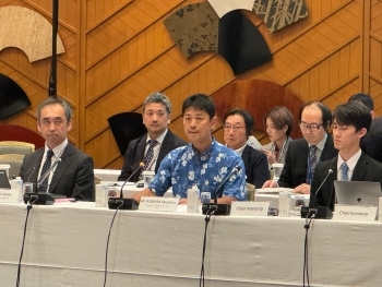 聴衆を前に挨拶を行う高村外務大臣政務官