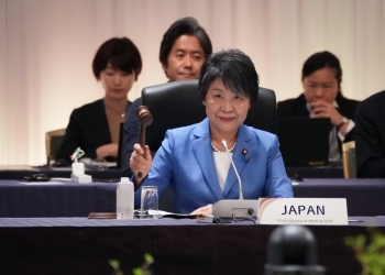閉会宣言を行う上川外務大臣