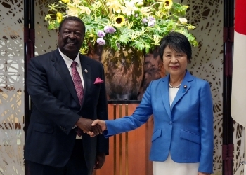 ムダバディ長官と握手する上川外務大臣