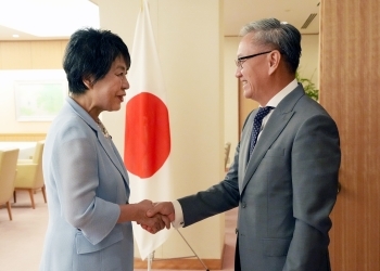 トンサワン・ポムヴィハーン・ラオス人民革命党対外関係委員長と笑顔で握手する上川外務大臣