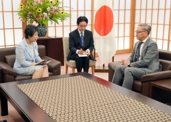 トンサワン・ポムヴィハーン・ラオス人民革命党対外関係委員長と会談する上川外務大臣