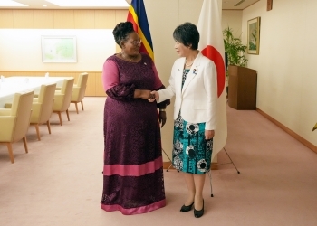 目線を合わせて握手するドラドラ・エスワティニ王国副首相と上川外務大臣