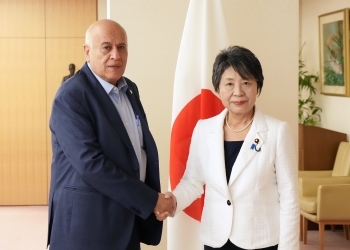 ラジューブ・パレスチナ・オリンピック委員会委員長と握手をする上川外務大臣