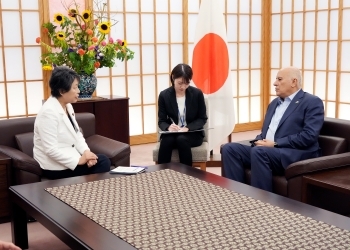 上川外務大臣とラジューブ・パレスチナ・オリンピック委員会委員長との懇談の様子