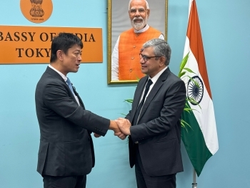 ヴァイシュナウ・インド鉄道・通信・電子・IT大臣と握手する高村外務大臣政務官