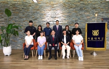 岸田総理と日韓学生との記念撮影