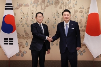 ユン大統領と握手する岸田総理