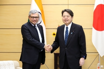 アシュウィニ・ヴァイシュナウ・インド鉄道・通信・電子・IT大臣と握手する林官房長官
