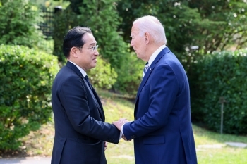バイデン米国大統領の出迎えを受ける岸田総理大臣