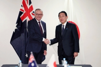 首脳会談を前に、豪州のアルバニージー首相と握手する岸田総理大臣