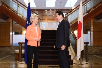 フォン・デア・ライエン欧州委員会委員長と話す岸田総理大臣