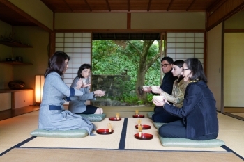 薄茶を楽しみながら懇談する岸田総理夫人