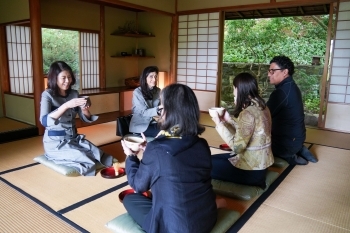 参加者で薄茶を楽しむ岸田総理夫人