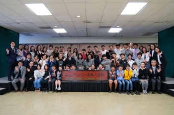 日本人学校の小中学生たちとともに写真撮影に応じる岸田総理夫人