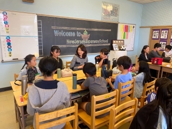 日本人学校の小中学生たちと交流する岸田総理夫人