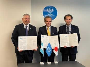 意図表明書を見せるグロッシー国際原子力機関(IAEA)事務局長と日、ホンジュラス代表