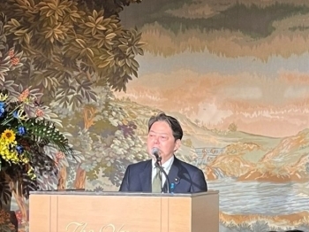 挨拶を行う林官房長官