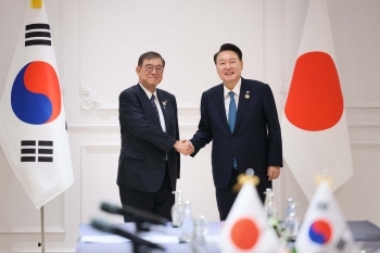 ユン大統領と握手する石破総理