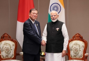 モディ・インド首相と握手する石破総理