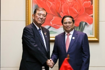 握手する石破総理大臣とファム・ミン・チン・ベトナム首相
