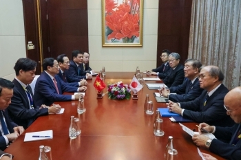 テーブルを挟み会談を行う石破総理大臣とファム・ミン・チン・ベトナム首相
