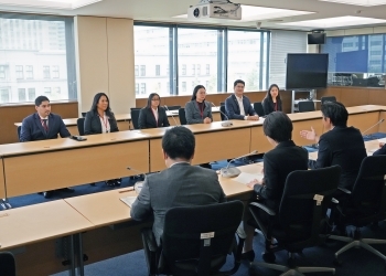 穂坂政務官と次世代日系人指導者6名との懇談の様子