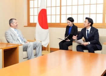 保坂外務大臣政務官とドミンゲスIMO事務局長との懇談の様子