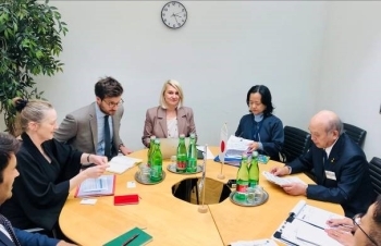 柘植副大臣とフィアロンOSCE事務総長代行との会談風景