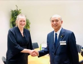 柘植副大臣と握手するフィアロンOSCE事務総長代行