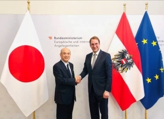 握手する柘植副大臣とマルシック・オーストリア欧州・国際関係省事務次官