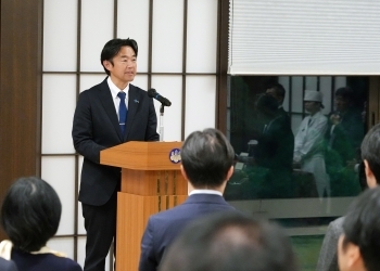レセプションで挨拶する穂坂外務大臣政務官