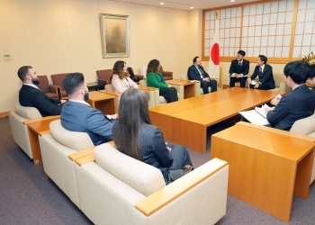 穂坂外務大臣政務官とアルメニア系米国人若手リーダーたちが意見交換を行っている様子