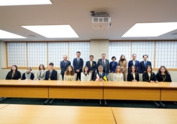 岩屋外務大臣と訪日中のウクライナ人生徒10名の記念撮影