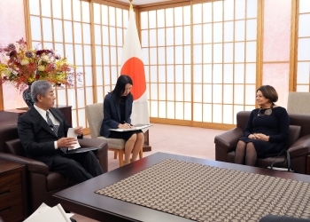 対話をする岩屋毅外務大臣とローズマリー・ディカルロ国連政務・平和構築担当事務次長