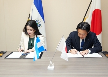 日・エルサルバドル政策協議メカニズム設立に関する覚書署名式の様子