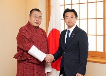 ワンチュク・ブータン王国保健大臣と握手をする保坂外務大臣政務官