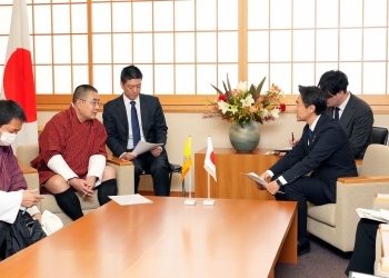 穂坂外務大臣政務官とワンチュク・ブータン王国保健大臣との会談の様子