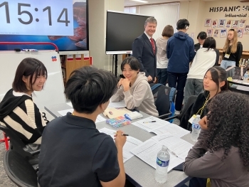 学生たちが日本と米国の文化についてクイズを考えている様子