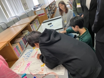 学生たちがプレゼンテーションの準備を行う様子