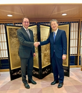 マルシック・オーストリア共和国欧州・国際関係省事務次官と握手をする岡野外務事務次官