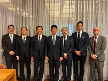 意見交換を前に写真撮影に応じる高村外務大臣政務官と参加した企業関係者