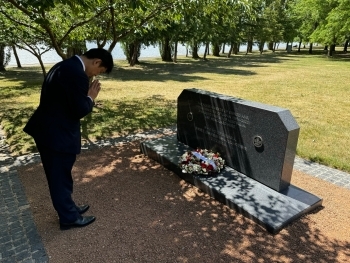 キャンベラ奈良平和記念公園内安倍元総理追悼慰霊碑で献花を行う高村外務大臣政務官