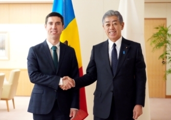 握手をする岩屋毅外務大臣とミハイ・ポプショイ・モルドバ共和国副首相兼外務大臣